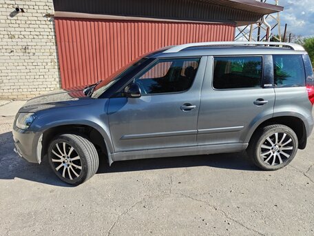 2017 Skoda Yeti I Рестайлинг, серый, 1370000 рублей, вид 5