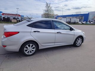 2013 Hyundai Solaris I, серебристый, 950000 рублей, вид 3