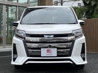 2020 Toyota Noah III (R80) Рестайлинг, белый, 1700000 рублей, вид 2