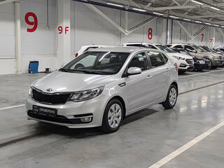 2015 Kia Rio III Рестайлинг, серебристый, 780000 рублей, вид 1