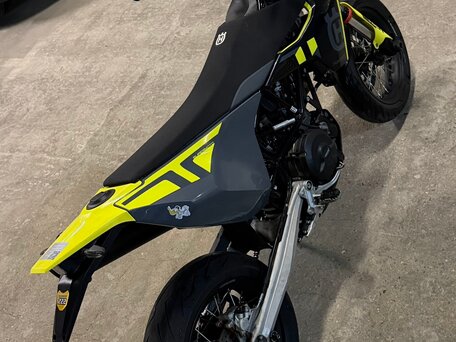 2023 Husqvarna 701 Supermoto, чёрный, 1150000 рублей, вид 4