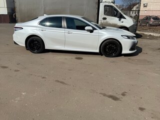 2021 Toyota Camry VIII (XV70) Рестайлинг, белый, 2400000 рублей, вид 4