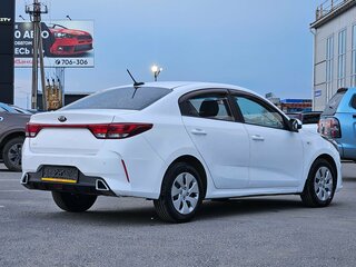 2021 Kia Rio IV Рестайлинг, белый, 1200000 рублей, вид 5