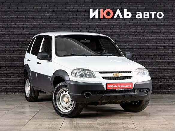 2018 Chevrolet Niva I Рестайлинг, белый, 675000 рублей - вид 3