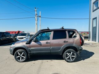 2017 Chevrolet Niva I Рестайлинг, коричневый, 819000 рублей, вид 3