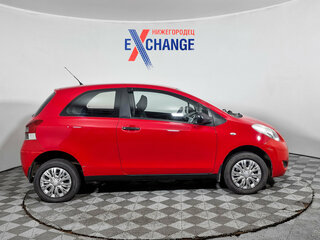 2010 Toyota Yaris II Рестайлинг, красный, 488000 рублей, вид 4