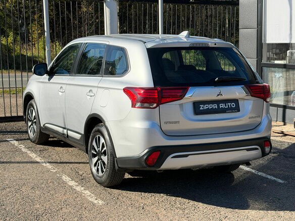2018 Mitsubishi Outlander III Рестайлинг 3, серебристый, 2159000 рублей - вид 5