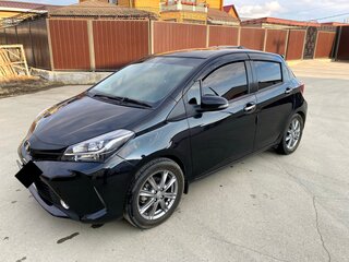 2015 Toyota Vitz III (XP130) Рестайлинг, чёрный, 900000 рублей, вид 2