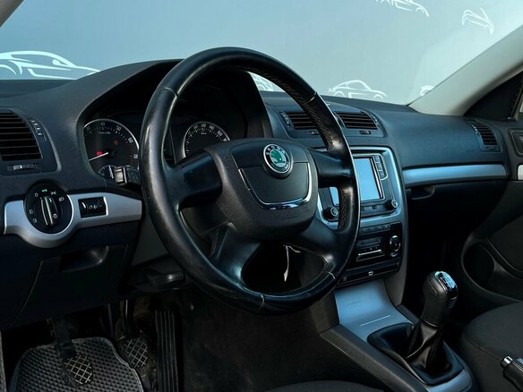 2012 Skoda Octavia II (A5) Рестайлинг, серебристый, 375500 рублей - вид 4