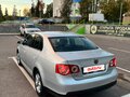 2010 Volkswagen Jetta V, серебристый - вид 2