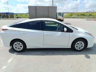 2017 Toyota Prius IV (XW50), белый, 1560000 рублей, вид 4