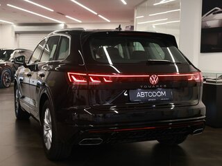 2025 Volkswagen Touareg III Рестайлинг, чёрный, 8590000 рублей, вид 3