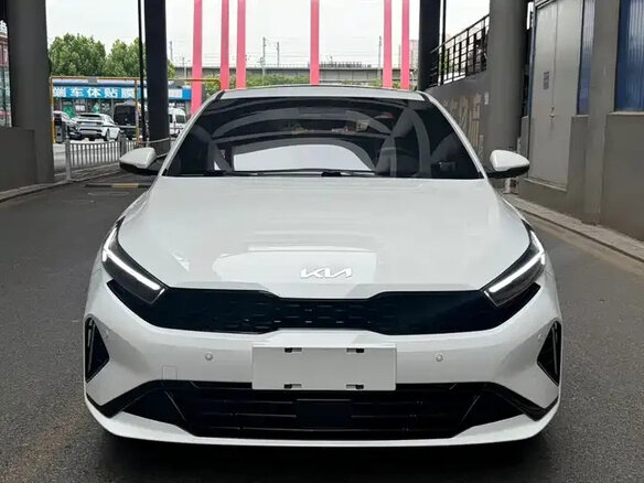 2023 Kia K3 II (China Market) Рестайлинг, белый - вид 2