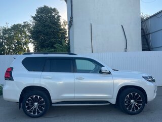 2017 Toyota Land Cruiser Prado 150 Series Рестайлинг 2, белый, 4750000 рублей, вид 2