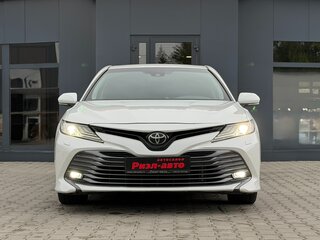 2019 Toyota Camry VIII (XV70), белый, 2830000 рублей, вид 2