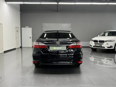 2015 Toyota Camry VII (XV50) Рестайлинг, чёрный, 1605000 рублей, вид 4
