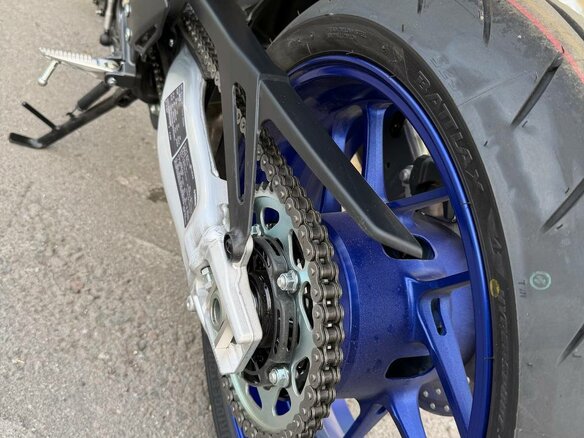2025 Yamaha MT-09 (FZ-09), серебристый, 1600000 рублей - вид 13