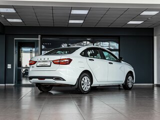 2023 Lada (ВАЗ) Vesta I Рестайлинг (NG), белый, 990000 рублей, вид 2