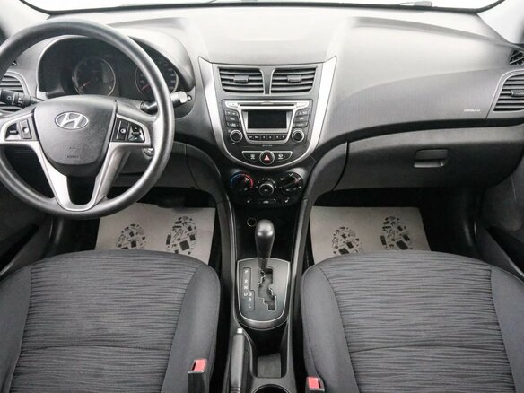 2014 Hyundai Solaris I Рестайлинг, серебристый, 1049000 рублей - вид 9