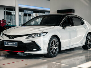 2021 Toyota Camry VIII (XV70) Рестайлинг, белый, 3100000 рублей, вид 1