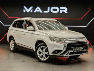2020 Mitsubishi Outlander III Рестайлинг 3, белый, 2450000 рублей, вид 3