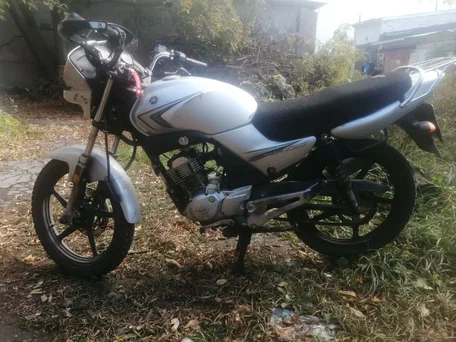 2012 Yamaha YBR125, серебристый, 90000 рублей, вид 1