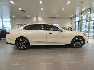 2025 BMW 5 серии Long 530Li xDrive VIII (G60/G61/G68), белый, 8320000 рублей, вид 5