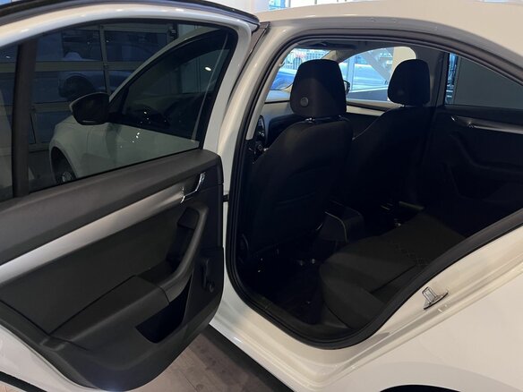 2017 Skoda Octavia III (A7) Рестайлинг, белый, 1540000 рублей - вид 23