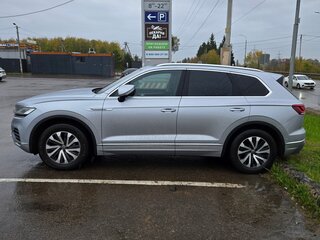 2021 Volkswagen Touareg III, серебристый, 6100000 рублей, вид 2