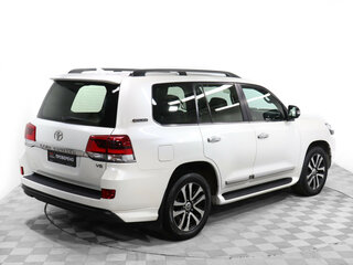 2017 Toyota Land Cruiser 200 Series Рестайлинг 2, белый, 8100000 рублей, вид 5