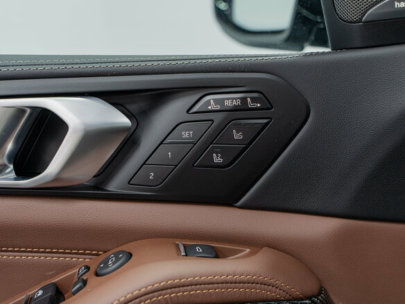 2026 BMW X7 40i I (G07) Рестайлинг, серый - вид 34
