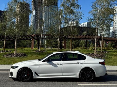 2020 BMW 5 серии 530i xDrive VII (G30/G31/G38) Рестайлинг, белый, 4700000 рублей, вид 4