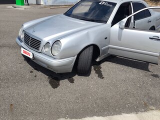 1999 Mercedes-Benz E-Класс 200 II (W210, S210) Рестайлинг, серебристый, 250000 рублей, вид 2