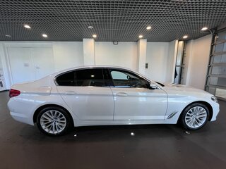 2020 BMW 5 серии 520d xDrive VII (G30/G31/G38), белый, 4400000 рублей, вид 2