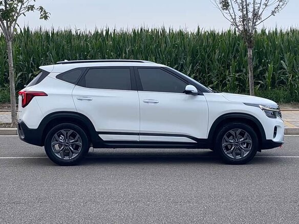 2023 Kia Seltos I Рестайлинг, белый, 1870005 рублей - вид 5