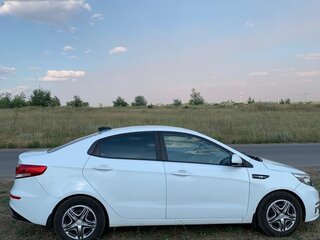 2017 Kia Rio III Рестайлинг, белый, 750000 рублей, вид 4