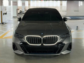 2026 BMW 5 серии 530i xDrive VIII (G60/G61/G68), серый, 10690000 рублей, вид 3