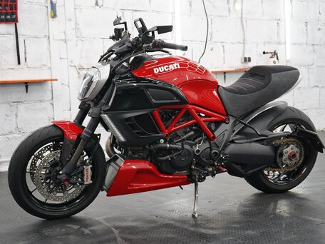 2011 Ducati Diavel, красный, 999999 рублей, вид 1
