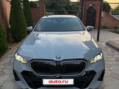 2024 BMW 5 серии 530i xDrive VIII (G60/G61/G68), серый, 7590000 рублей, вид 5