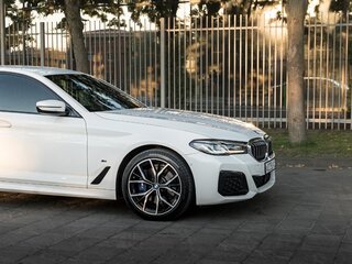 2020 BMW 5 серии 530d xDrive VII (G30/G31/G38) Рестайлинг, белый, 4570000 рублей, вид 4