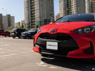 2020 Toyota Yaris IV, пурпурный, 1600000 рублей, вид 4