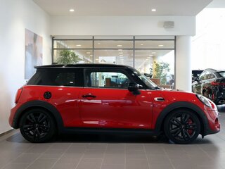 2021 Mini Hatch Cooper S III (F55/F56) Рестайлинг, красный, 2550000 рублей, вид 4