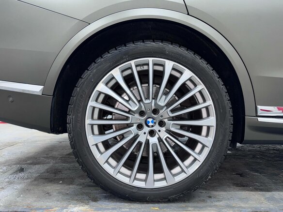 2021 BMW X7 40d I (G07), зелёный, 9800000 рублей - вид 10