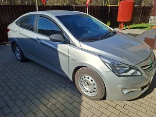 2016 Hyundai Solaris I Рестайлинг, серебристый, 900000 рублей, вид 1