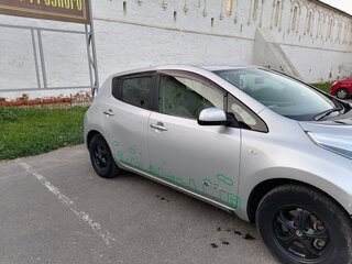 2011 Nissan Leaf I (ZE0/AZE0), серебристый, 600000 рублей, вид 2