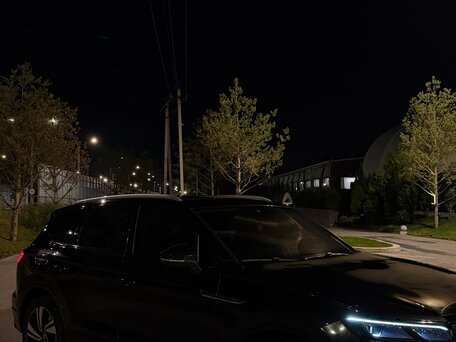 2018 Volkswagen Touareg III, чёрный, 4000000 рублей, вид 3