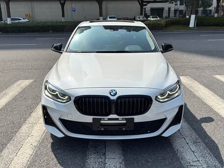 2023 BMW 1 серии 120i III (F52) Рестайлинг, белый, 2133000 рублей, вид 2