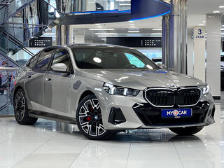 2025 BMW 5 серии 530i xDrive VIII (G60/G61/G68), коричневый, 9098000 рублей, вид 1