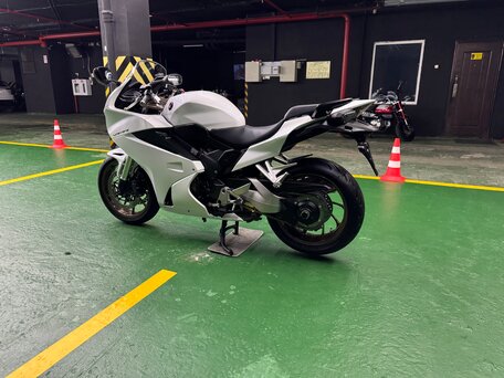 2017 Honda VFR 800, белый, 785000 рублей, вид 5