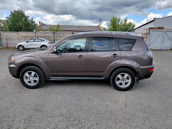 2010 Mitsubishi Outlander II Рестайлинг, коричневый, 1100000 рублей - вид 1